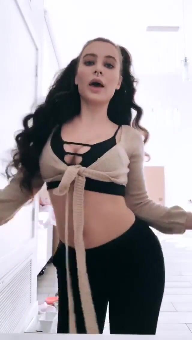 Lana Rhoades Shaking Her Ass Porn Video Nenyda