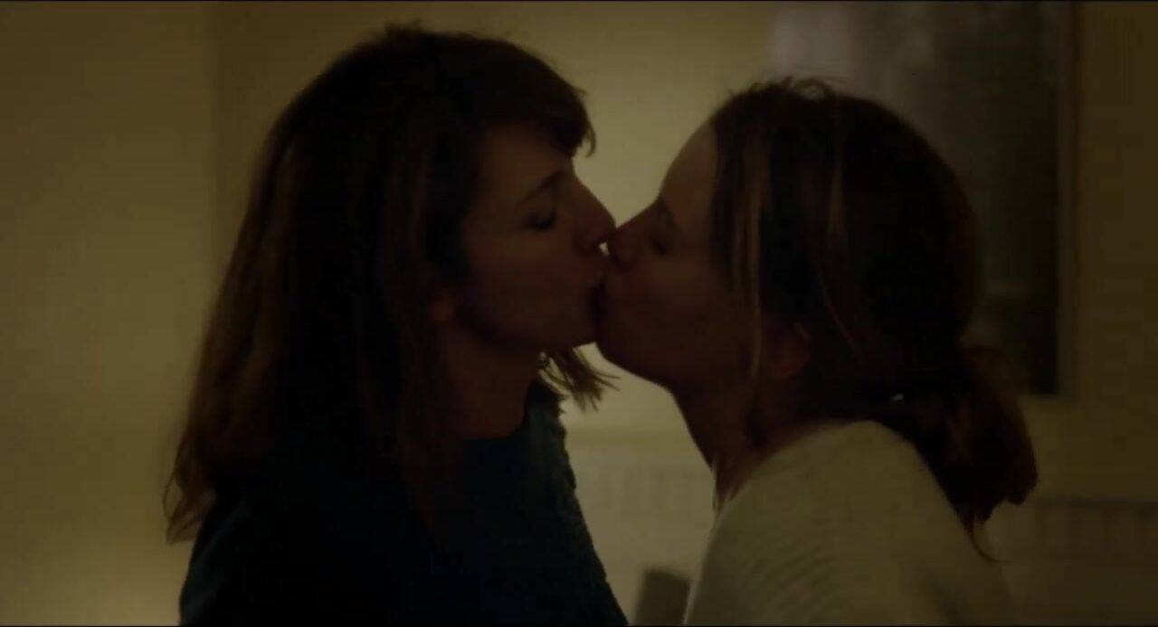 Lesbian Scenes Anne Steffens Friedelise Stutte In Feminin Plurielles