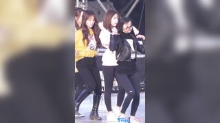 OMG - Yooa's Butt pops into Arin's Fancam - K-pop