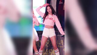 Korean Pop Music: MOMOLAND Yeonwoo Haunch jiggles