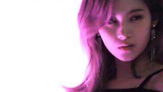 Korean Pop Music: TWICE - Sana and Jihyo 3