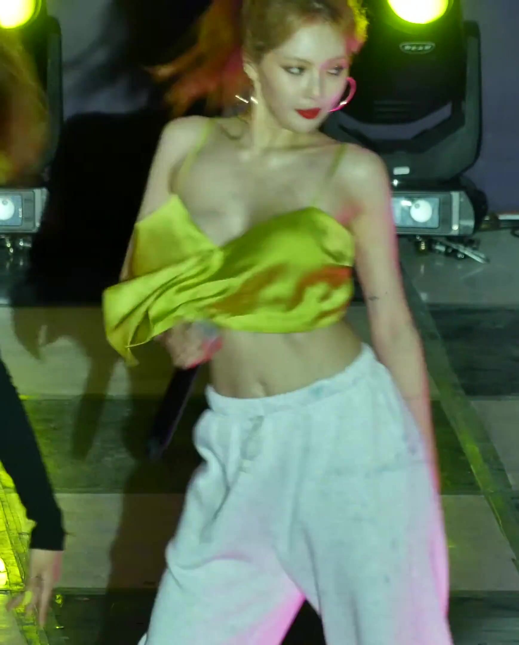 K-pop: Hyuna - Slip - Porn GIF Video.