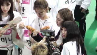 TWICE feasting on hotdogs - K-pop