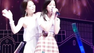 Korean Pop Music: BlackPink - Jennie Flirting With Jisoo