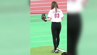GUGUDAN Sejeong baseball pitch - K-pop