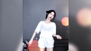 Korean Pop Music: ELLIN - Dancing to Rollin' by Brave Gals
