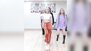 Korean Pop Music: Dreamcatcher Handong's fit tummy!