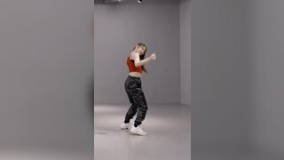 Korean Pop Music: CHAERYEONG - That butt.