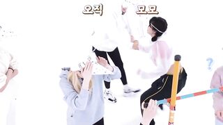 Twice Jeongyeon trying to undress Momo - K-pop