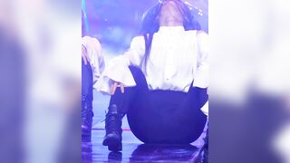 Loona - Heejin's Legs Spread Open - K-pop