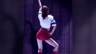 red Velvet - Damn Seulgi moving those hips