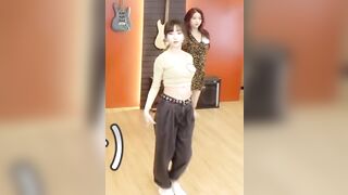 Korean Pop Music: Gfriend Yuju's constricted little tummy!