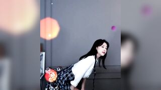 Crayon Pop - School Girl ELLIN dancing to AOA's Miniskirt - K-pop