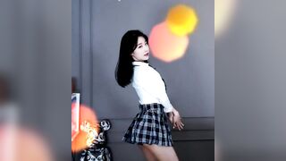 Korean Pop Music: Crayon Pop - School Gal ELLIN dancing to AOA's Miniskirt