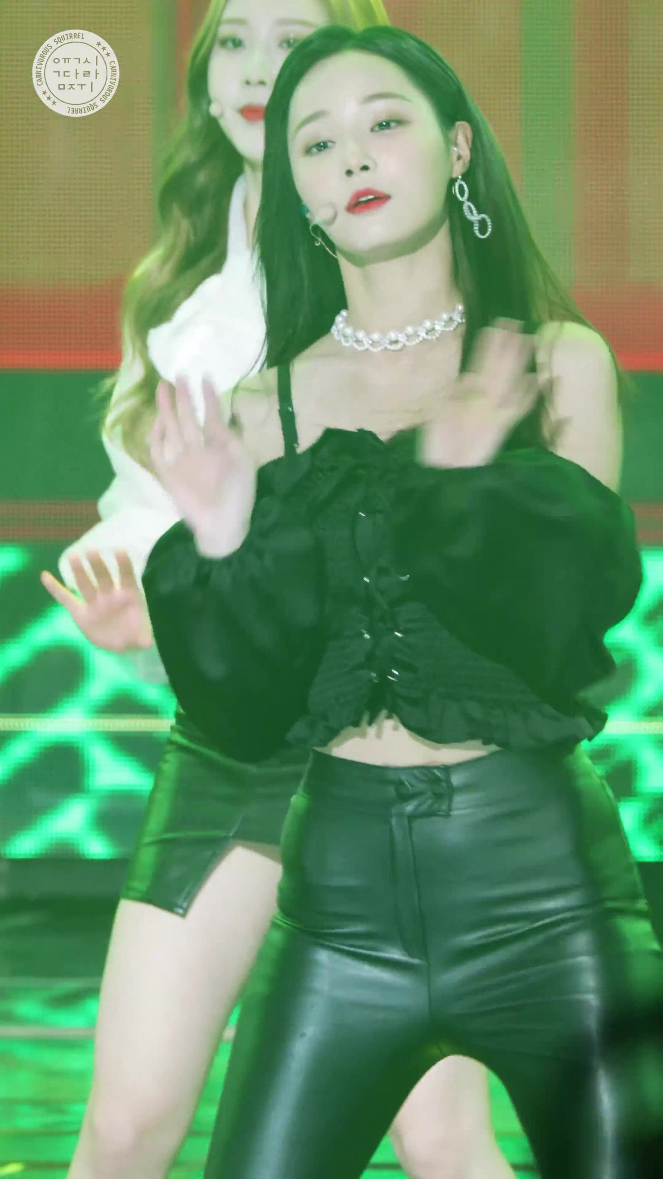 K-pop: MOMOLAND Yeonwoo - Porn GIF Video | nenyda.com