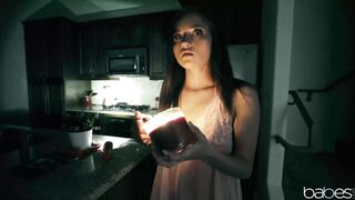 Kurwa Suka: Sexy American Porn Star Zoe Bloom Receives Fucked by Helpful Neighbour