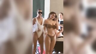 Kylie Jenner: Sexy Sisters ??