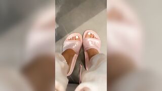 Kylie's Feet in Slides 1 Insta Story 04-29-2020 - Kylie Jenner
