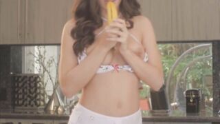 Lana Rhoades: banana gal