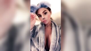Lauren Pisciotta: Robe Cleavage