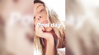 Lele Pons: Ass by the pool.