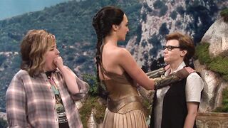 Gal Gadot kissing Kate McKinnon on Saturday Night Live