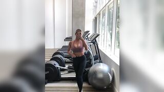 Lindsey Pelas: Working out