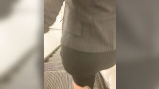 Vicky escalator - Women Leaving