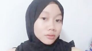 Malay hijab showing off her goods ??
