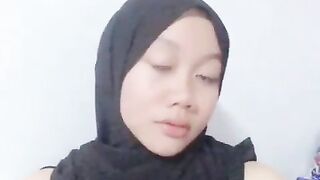 Malays Gone Wild: Malay hijab showing off her goods ??