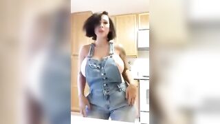 Putting the boobs to dance - MILFs