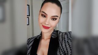 catriona Gray red lips